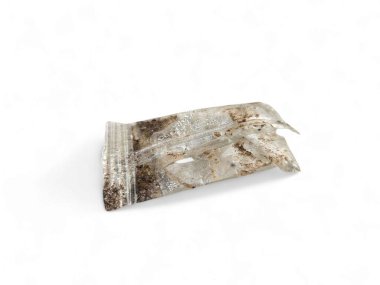 Kullanılmış gıda ambalajının bir parçası aşınma ve yırtık gösteriyor. Çevresel kaygılar, atık yönetimi ve sürdürülebilirlik kavramları için harika. Beyaz arkaplanda izole