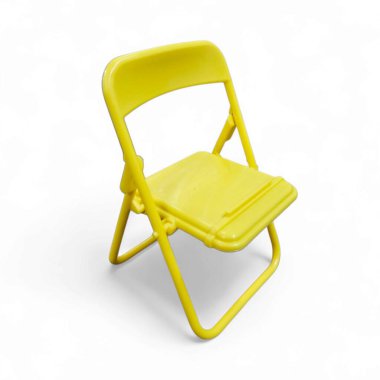 Katlanmış sarı plastik sandalye beyaza izole edilmiş, ürün kataloğu, ofis mobilyası veya minimalist görsel kavramlar için mükemmel. Beyaz arkaplanda izole