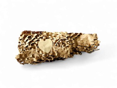 Paketlenmeye hazır bal peteği desenli rulo Kraft kağıdı. Sürdürülebilirlik görselleri, ekolojik iş tanıtımları veya nakliye materyalleri için uygundur. Beyaz arkaplanda izole