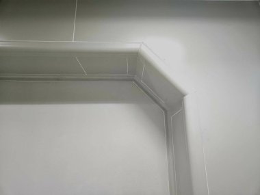 Temiz iç duvarda yatay kalıp, pürüzsüz kenarlara odaklanmış, iç tasarım projeleri için ideal, temiz oda ve laboratuvar.