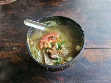 Geleneksel et çorbası, buharda pişirilmiş et suyu, sığır eti ve otlar, kültürel mutfağı ve yemek tariflerini göstermek için ayrı bir düzende ele geçirildi.