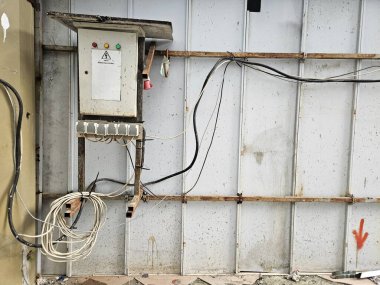 Endüstriyel Elektrik Paneli ve Kablo Kurulumu, Karışık Kablolar ve Elektrik Bileşenlerinin Yakın Görüntüsü