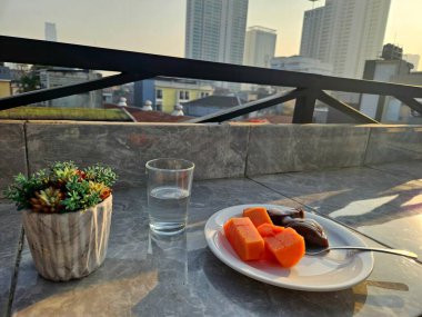 Çatı Gevşemesi Taze Meyveler, Su ve Şehir Bakışlarıyla Gündoğumunda Huzur Anı Güne Mükemmel Başlama