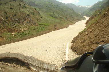 Altın yüzüklü değerli taşlar.