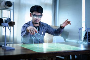 AR kulaklığı ya da hologram gözlüğü takan enerji mühendisi gelecek, holografik projeksiyon haritalı rüzgar türbini çiftliğinin prototip tasarımı, teknoloji uygulamalı geleceksel tasarım temel.