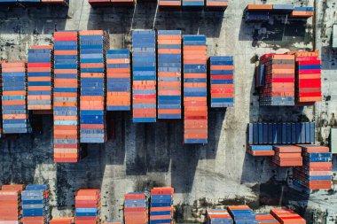 Konteynır avlusunun hava perspektifi farklı renklere sahip birçok konteynırdır.