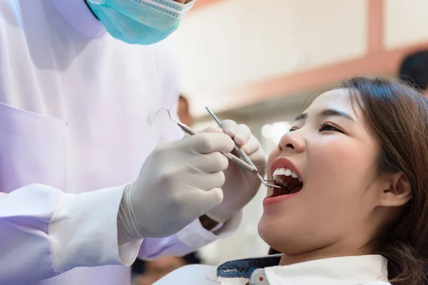 Tandläkare Mask Och Handskar Undersöker Patientens Tänder Tandvårdskliniken Med Patienten — Stockfoto