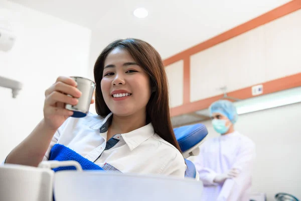 Asiatische Patienten Glücklich Mit Einer Edelstahltasse Der Hand Und Lächelnd — Stockfoto