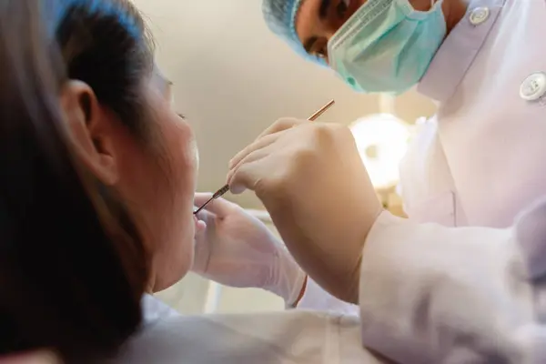 Kvinnlig Patient Som Undersöks Tandläkare Tandkliniken Fokus Skjuta Patientens Ansikte — Stockfoto