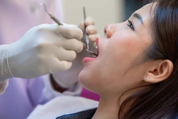Kvinnlig Patient Undersöks Tandläkare Tandvårdskliniken Stol För Hålrum Närbild Skytte — Stockfoto