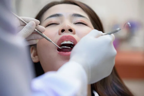 Patientin Wird Vom Zahnarzt Zahnklinik Auf Stuhl Auf Hohlräume Untersucht — Stockfoto