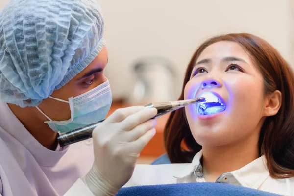 Tandläkare Som Arbetar Med Tandvård Med Ljusutrustning För Patientens Tänder — Stockfoto