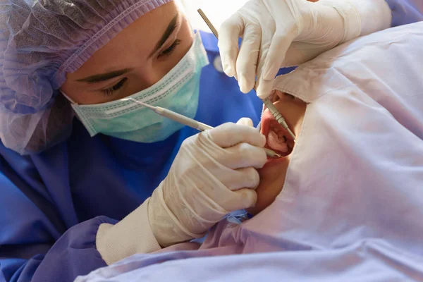 Ung Kvinnlig Tandläkare Som Arbetar Tandvårdskliniken Med Patient Stol — Stockfoto