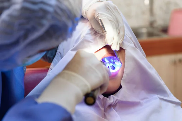 Zahnarzt Der Der Zahnklinik Der Heilung Der Zähne Von Patienten — Stockfoto