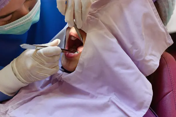 Ung Kvinnlig Tandläkare Som Arbetar Tandvårdskliniken Med Patienten Stol Närbild — Stockfoto