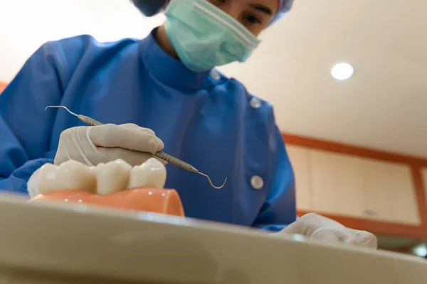 Junge Zahnärztin Arbeitet Zahnklinik Mit Patientin Auf Stuhl Schwerpunkt Auf — Stockfoto