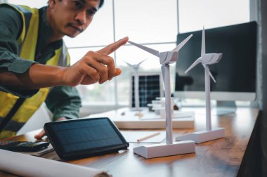 Enerji Mühendisliği ve Çevre Tasarımcısı gelecekte ev elektrik kullanımını desteklemek için yeşil enerji projesinde rüzgar türbini modeli ve tasarımıyla çalışıyor.