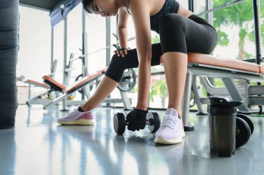 Kadın fitness, spor salonunda egzersiz dersi alıyor. Yeni başlayanlar için ağırlık kaldırmak ya da halterleri tutmak. Fitness egzersiz kas geliştirme, yaşam tarzı ve kadın konsepti.