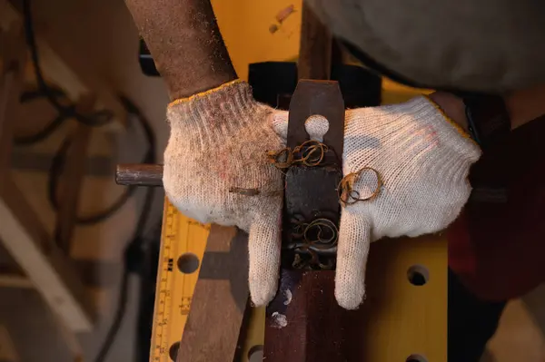Close Mão Carpinteiro Trabalhando Duro Enquanto Aplainando Madeira Com Uma — Fotografia de Stock