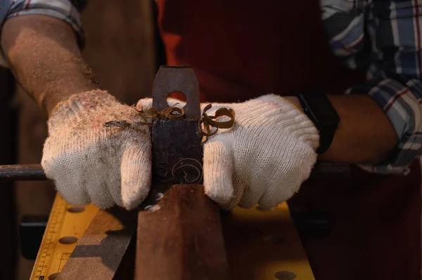 Close Mão Carpinteiro Trabalhando Duro Enquanto Aplainando Madeira Com Uma — Fotografia de Stock