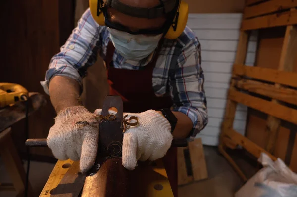 Cieśla Ciężko Pracuje Podczas Strugania Drewna Ręcznym Strugarką Drewna Lub — Zdjęcie stockowe