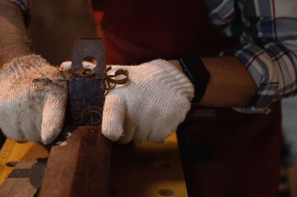Κοντινό Πλάνο Χέρι Του Ξυλουργού Εργάζονται Σκληρά Ενώ Planing Ξύλο — Φωτογραφία Αρχείου