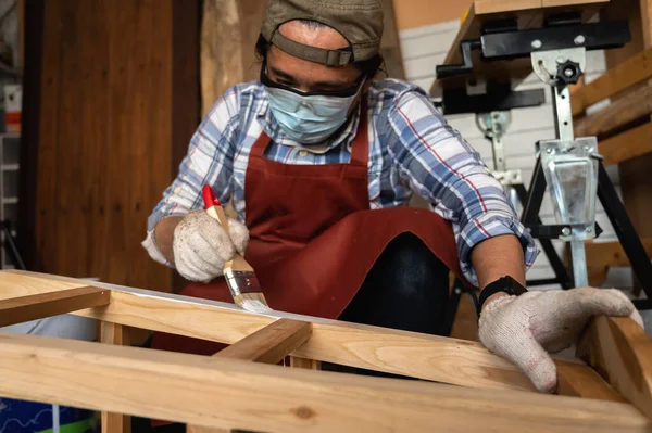 Handwerker Tischler Mit Einem Pinsel Malerei Auf Hölzernen Stuhl Bar — Stockfoto