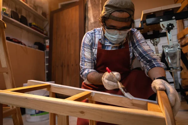 Artesanato Carpinteiro Usando Uma Pintura Pincel Para Cadeira Madeira Bar — Fotografia de Stock