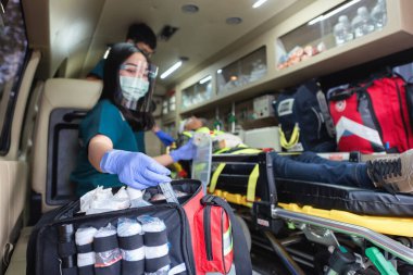 Acil tıbbi servis şırıngası ağrı kesici için enjeksiyon hazırlıyor. Ambulans arabasında deneyimli tıbbi ekip. Elinde şırınga tutarken seçici odaklanma.