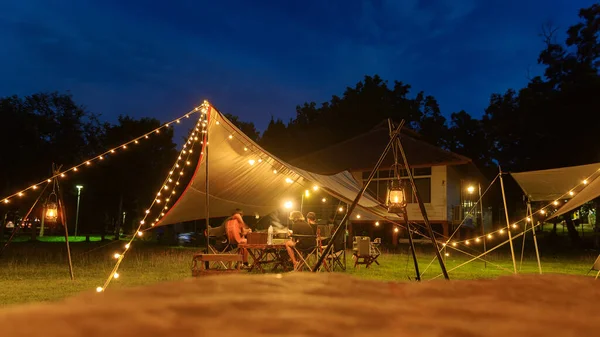 Наружный Кемпинг Палатка Брезентом Маховиком Травяной Двор Теплый Ночной Свет — стоковое фото