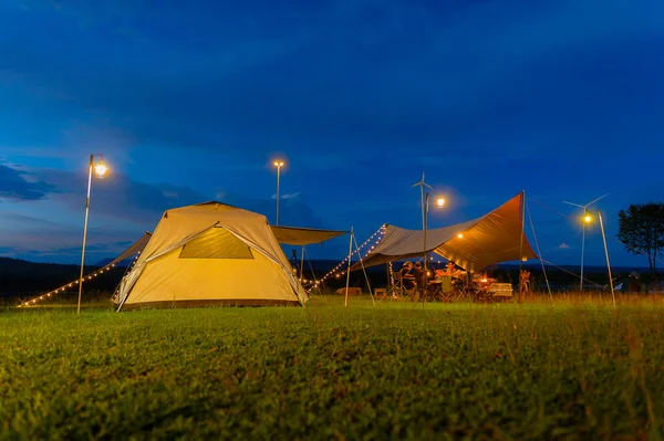 Barraca Acampamento Livre Com Lona Flysheet Pátio Grama Luz Noite — Fotografia de Stock