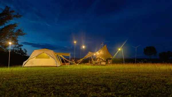 Outdoor Zeltlager Mit Plane Oder Fliegendecke Auf Dem Rasenhof Und — Stockfoto