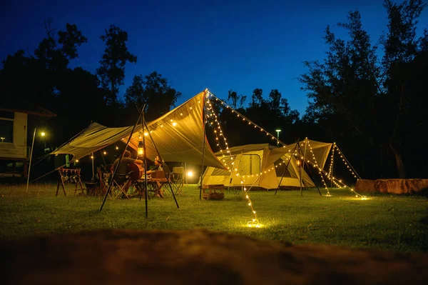 Namiot Campingowy Plandeką Lub Prześcieradłem Trawiastym Dziedzińcu Ciepłe Światło Nocne — Zdjęcie stockowe