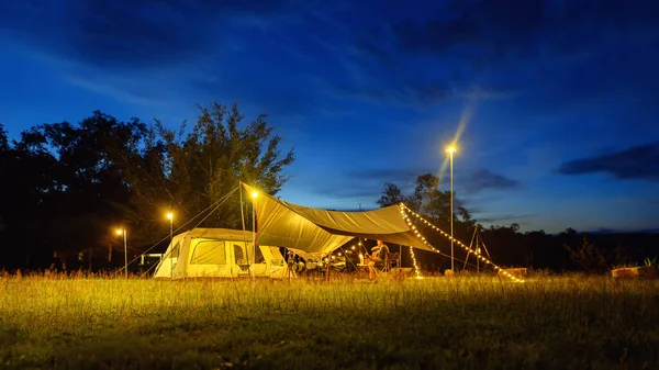 Outdoor Zeltlager Mit Plane Oder Fliegendecke Auf Dem Rasenhof Und — Stockfoto