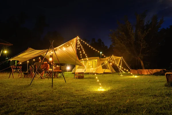 户外野营帐篷 草坪庭院上有防水布或传单 漆黑的夜空下有温暖的夜灯 家庭假日野餐放松 — 图库照片