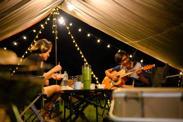 Asiatisches Ferienlager Für Familie Und Freunde Abendessen Und Entspanntes Gitarrenspiel — Stockfoto