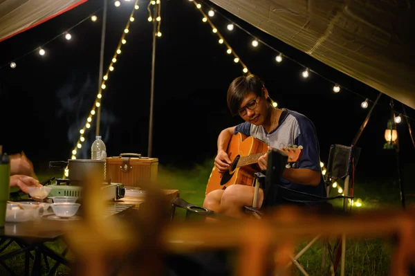 Asiatisches Ferienlager Für Familie Und Freunde Abendessen Und Entspanntes Gitarrenspiel — Stockfoto