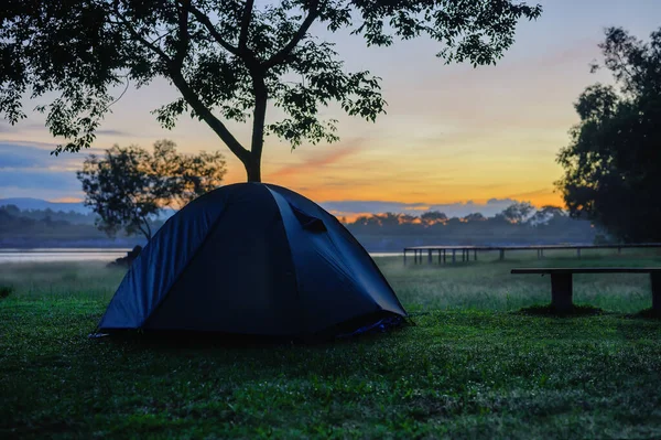 Camping Tienda Azul Oscuro Naturaleza Hierba Mañana Temprano Durante Amanecer — Foto de Stock