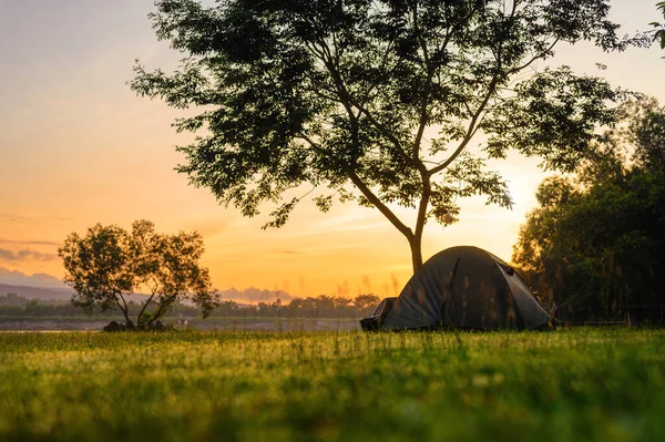 Campen Schwarzes Zelt Auf Gras Natur Den Frühen Morgenstunden Oder — Stockfoto