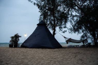 Sersemletici Okyanus Manzaraları ve Sandy Shoreline ile plajda kamp yapmak, Serene Kamp Çadırı 'nda dinlenmek, Huzur Sahil Çadırı.