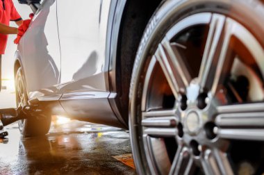 Araba Yıkama, Temizleme ve Temizleme Beyaz Araba Yansıtıcı Güneş Işığı ve Parıltısı. Arabanın Parlaklığını Göstermek İçin Seçici Odaklanma.