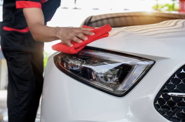 Araba Yıkama Hizmetleri, Oto Yıkama ve Araç Bakımı için Detaylandırma İstasyonu 'nda giysilerle temizlik. Oto Yıkama İstasyonunda Uzman Araba Temizleme ve Bakım.