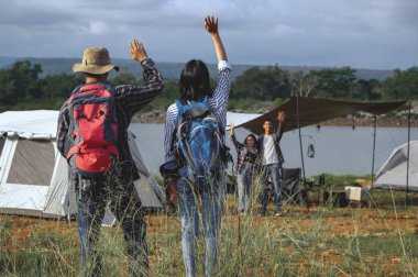 Dört kişilik Asyalı bir grup, göl kenarındaki kamp gezisinde buluşup onlara katılırken birbirlerini selamlıyorlar. Özgürlüğün tadını çıkarmak ve yaz mevsiminde dostluk konseptiyle rahatlamak.