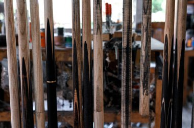 Cool Cue binası, Snookers 'a yakın çekim, işçilik ahşap fabrikasında asılı. Ön ıstakaya hafifçe odaklan.