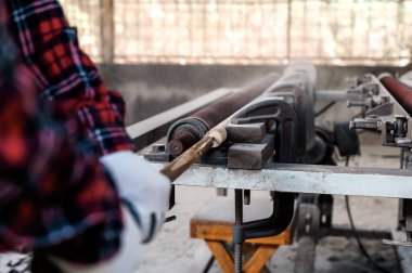 Ahşabı ovala ve marangozluk fabrikasındaki makineyle bileyle.