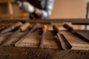 Ahşap keski, odun keskisi ve marangoz ekipmanına odaklan.