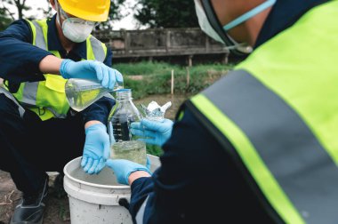 Çevre Mühendisleri Çürük Kokulu Havuz Su Kaynakları 'nda Su Örnekleri Şişelere Alıyor, Zehirli Atık veya Şüpheli Kirlilik Alanlarıyla Kirletilebilir.