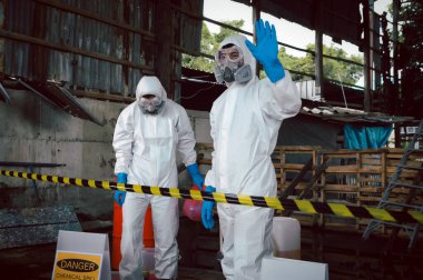 Kimyasal Güvenlik Uzmanları Kimyasal Risk Koruyucu Giysi Elleri Giyerken Kimyasal Dökümlere Dikkat ve Kimyasal Dökülmelerin Bir Parçasında Kova Taşımada Kurtarma.