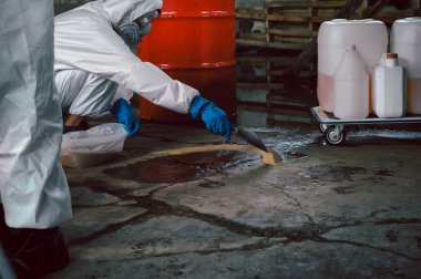 Petrol, Asit, Kimyasal, Sıvı Dökme Temizliği için Kum veya Talaş Emici Kullanılıyor. Kimyasal Sıvı Dökülmesiyle Mücadele Adımları, Kimyasal Dökülme İçin Temel Uygulama Eğitiminin Bir parçası.
