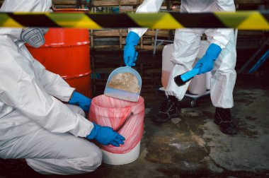 Kimyasal Sıvı Dökümünü Temizle. Malzemeleri Zehirli Atık Kırmızı Torba ve Kalın Plastik Varillere Atmak, Malzemeleri Güvenli Bir şekilde Yok Etmek İçin. Kimyasal Dökülme İçin Temel Uygulama Eğitiminin Bir parçası.